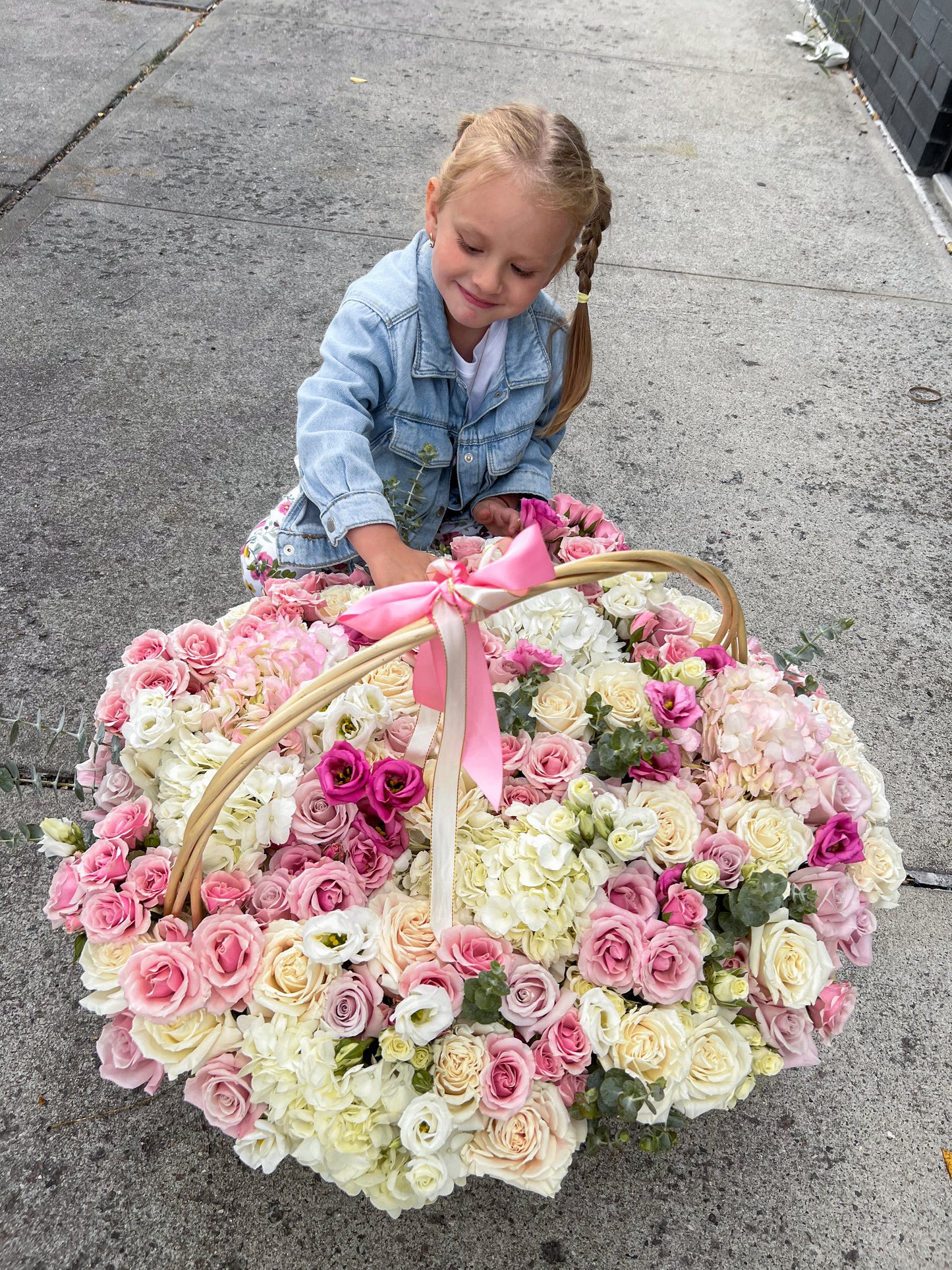 "I love you" Basket (Hydrangeas, Lisianthus, Spray Roses, Roses, Eucalyptus)