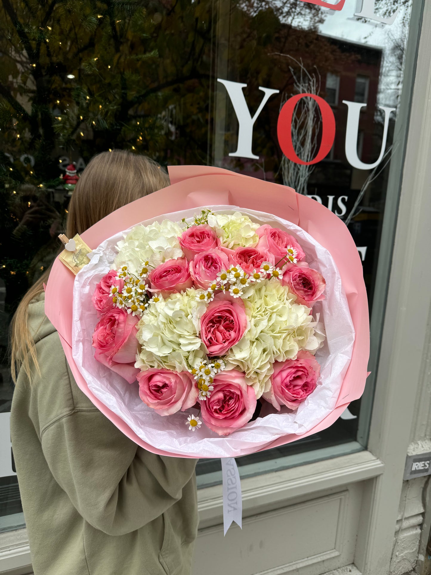 “Smile” Bouquet (Chamomiles, Pink Expression Roses, Hydrangeas)